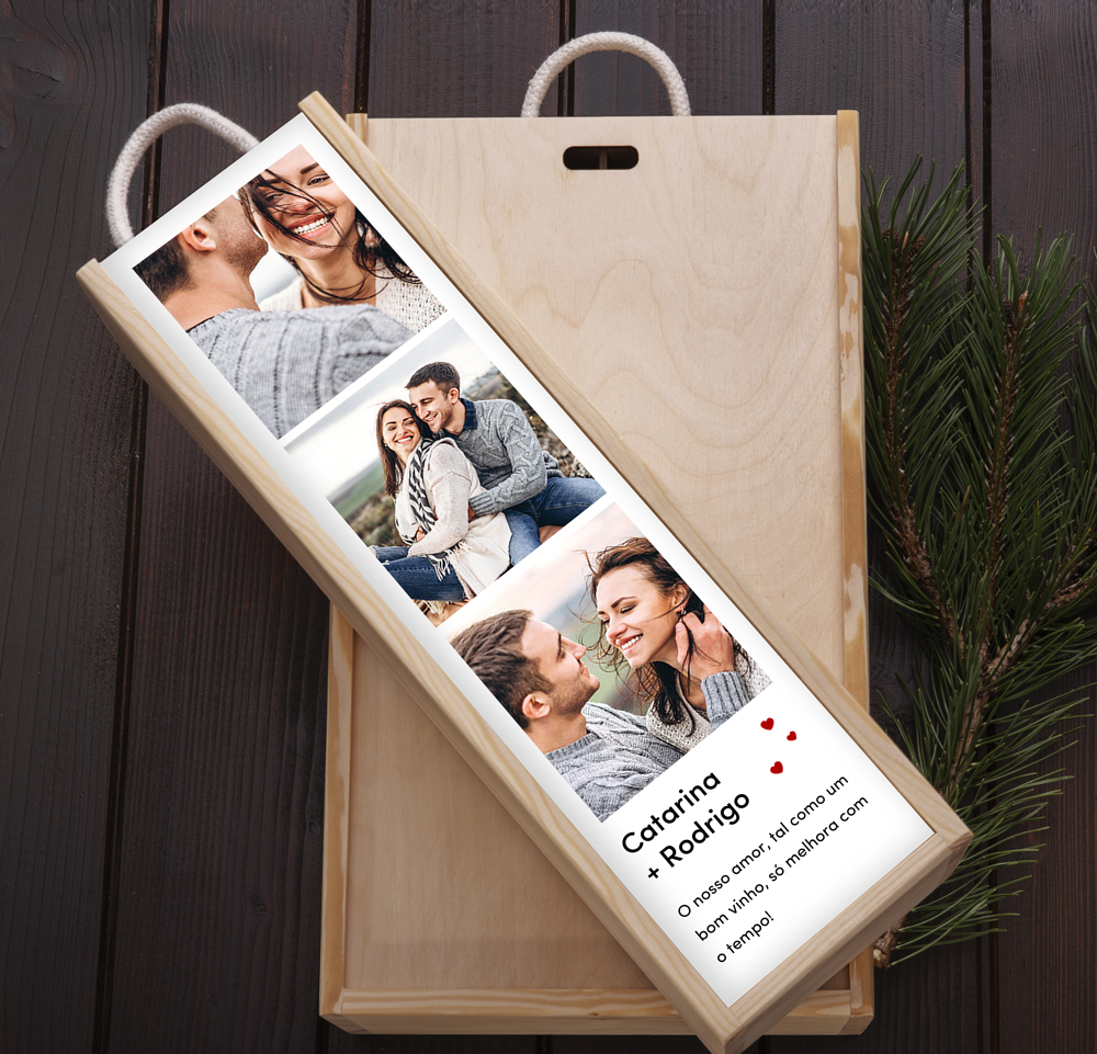 Caixa de madeira clara com tampa deslizante contendo fotos de casal e texto em português.