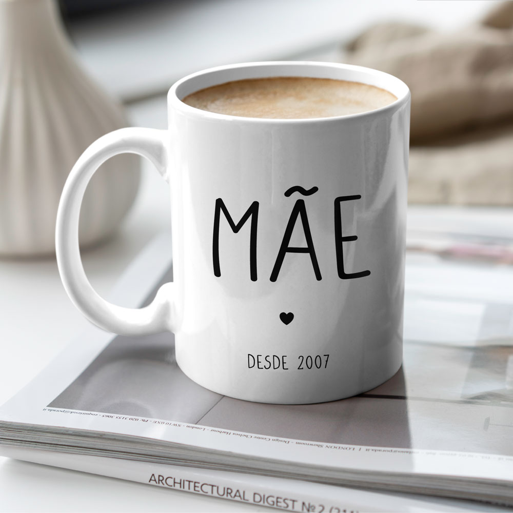 Caneca branca com texto 