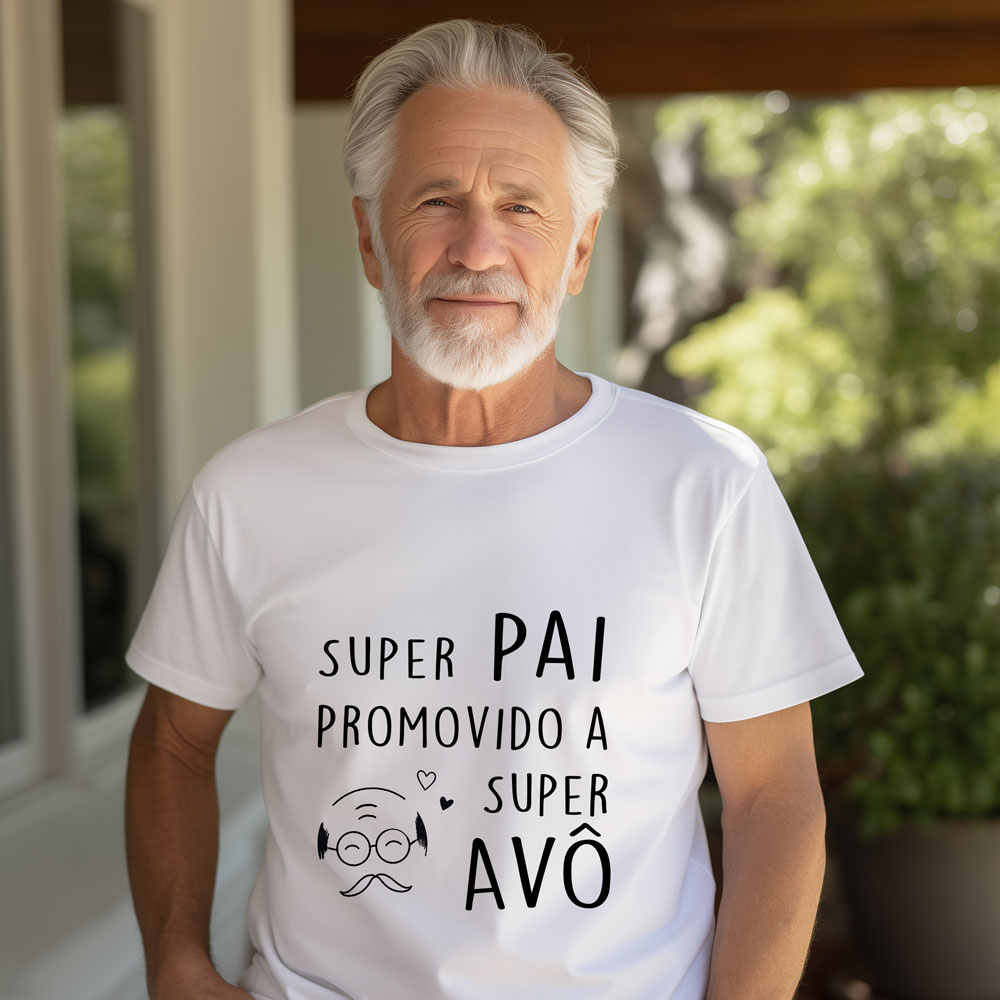 Homem com camiseta branca estampada com texto em português, em ambiente exterior