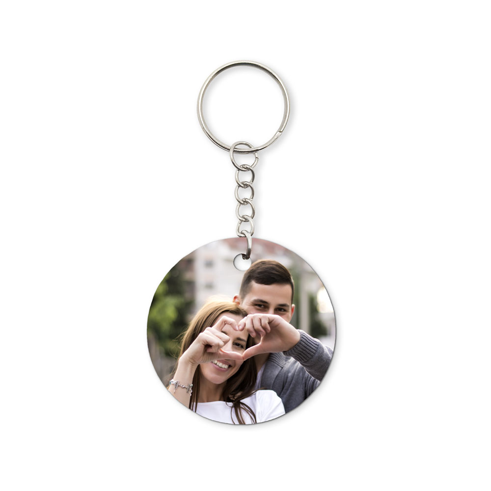 Porta-chaves redondo com foto de casal a fazer coração com as mãos