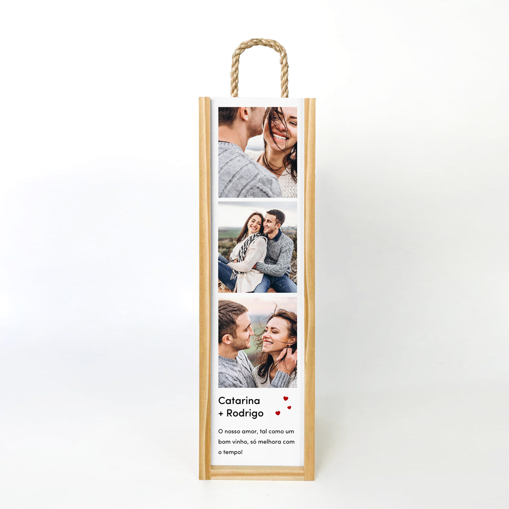 Caixa de presente de madeira com fotos de casal e texto personalizado.