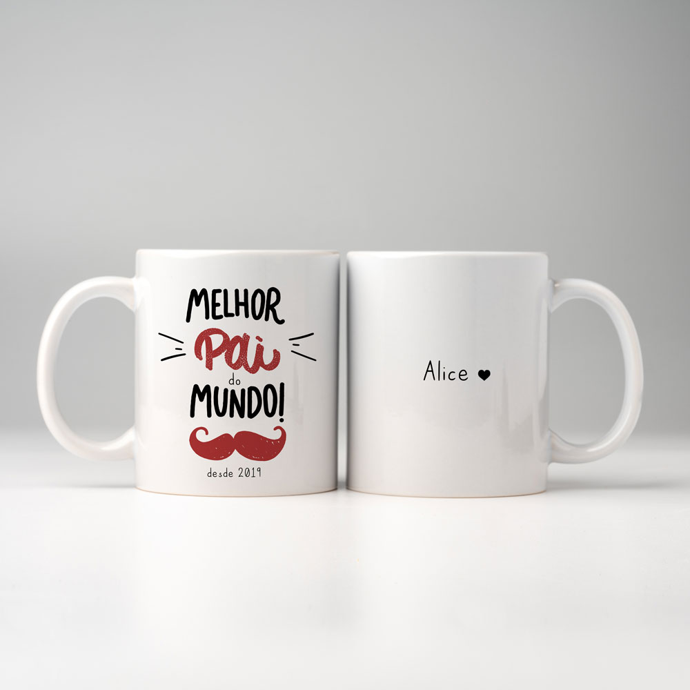 Duas canecas brancas com texto, uma com frase sobre melhor pai e outra com o nome Alice e um coração.