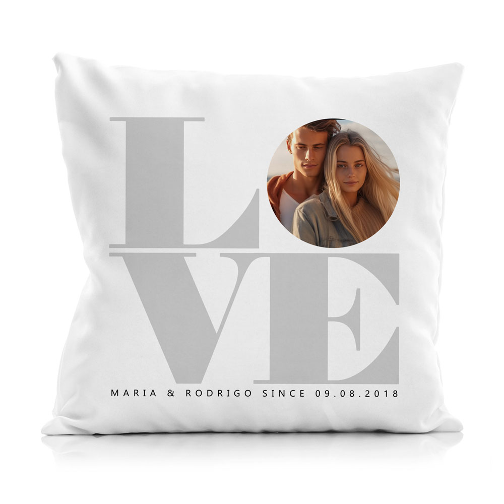 Almofada branca personalizada com texto LOVE e foto de casal