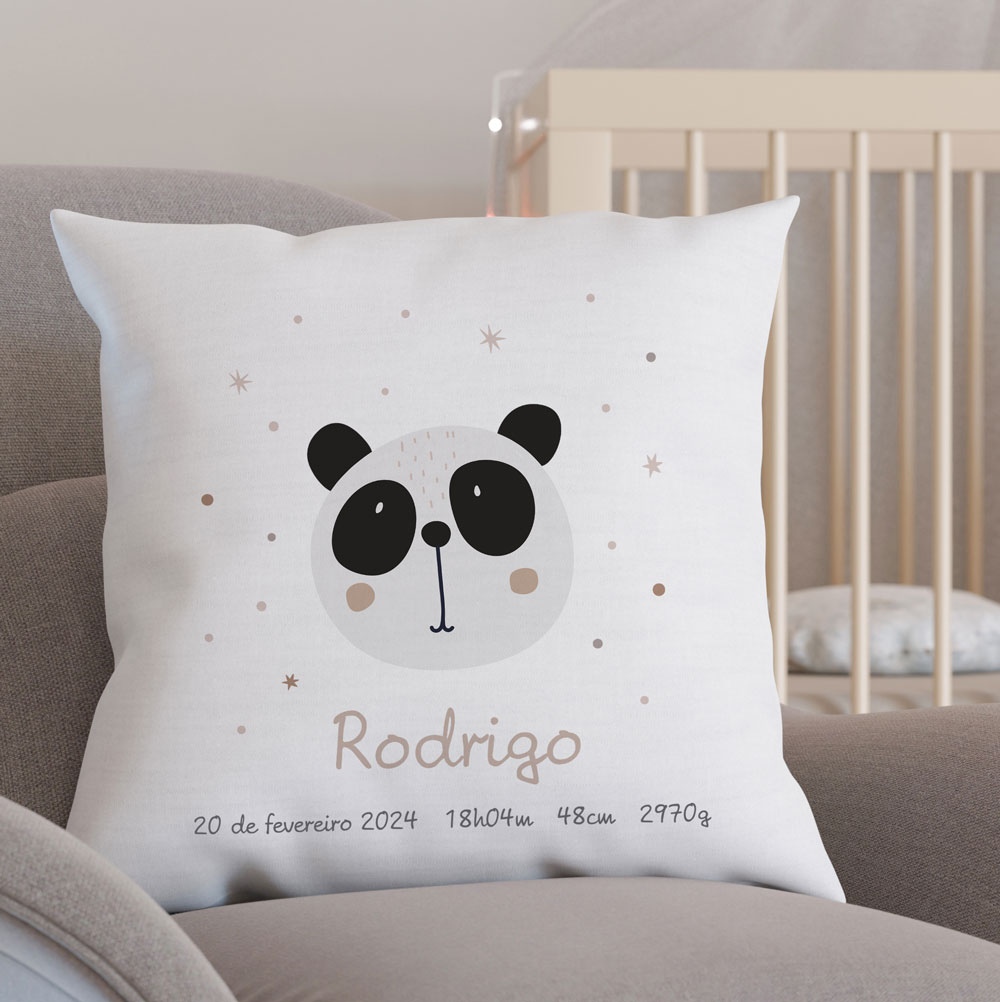 Almofada branca com estampa de panda e texto personalizado