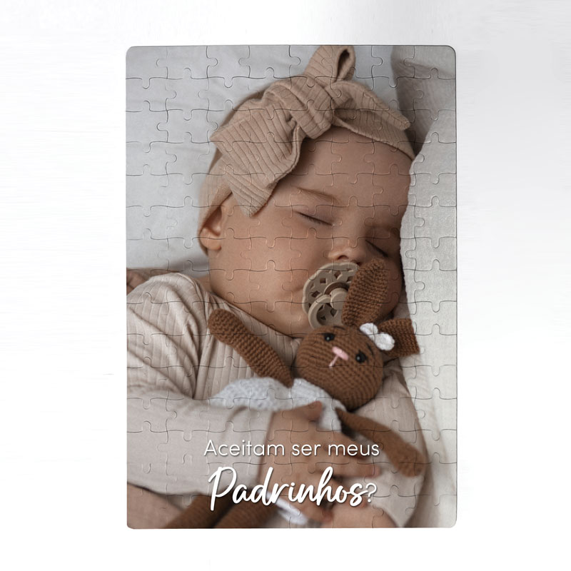 Puzzle com imagem de bebé adormecido com laço e brinquedo de croché