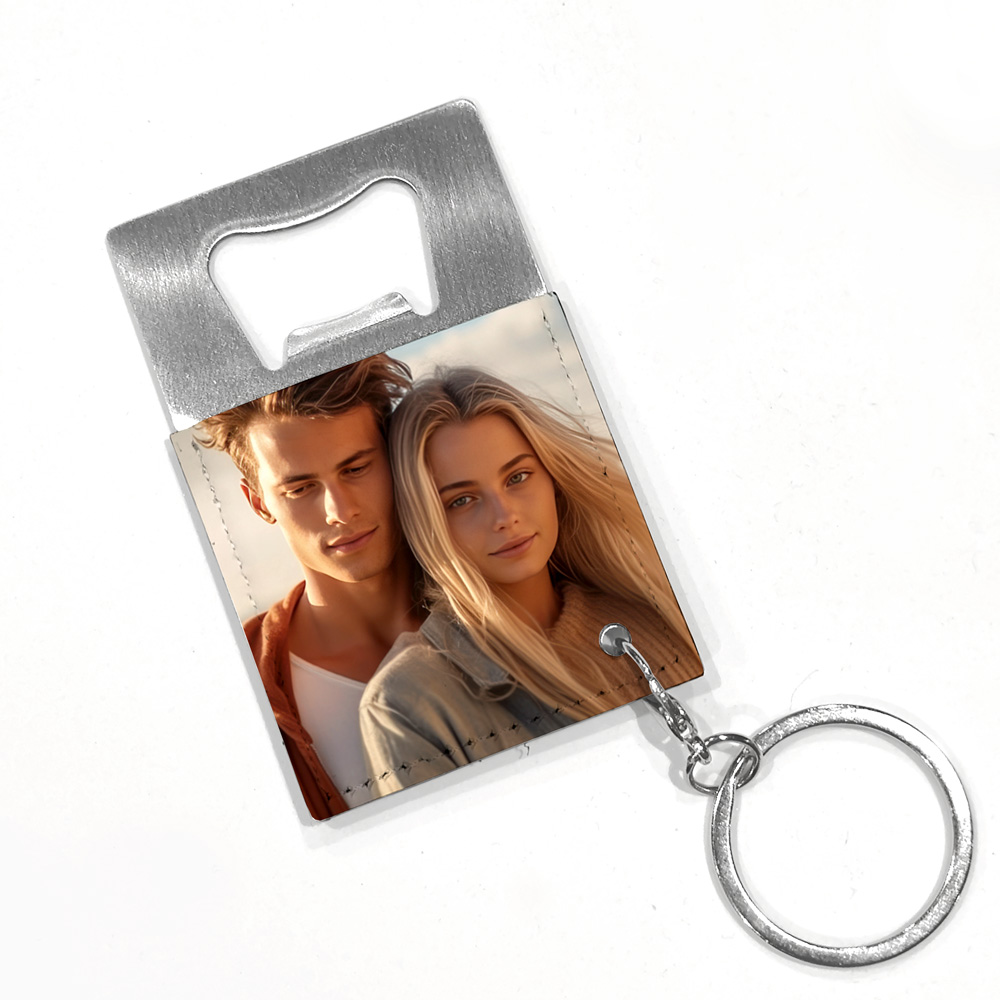 Abridor de garrafas com suporte de couro e chaveiro com imagem de casal.