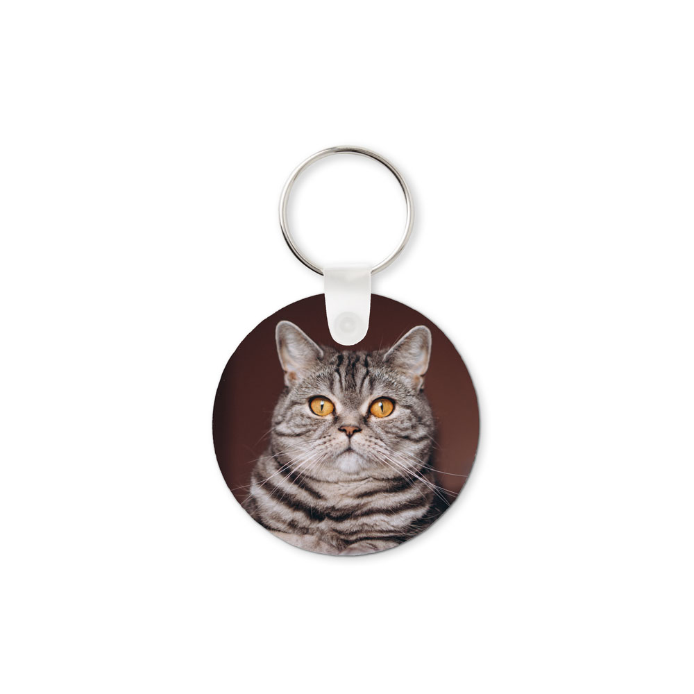 Porta-chaves redondo com imagem de gato de olhos amarelos e pelo riscado cinzento