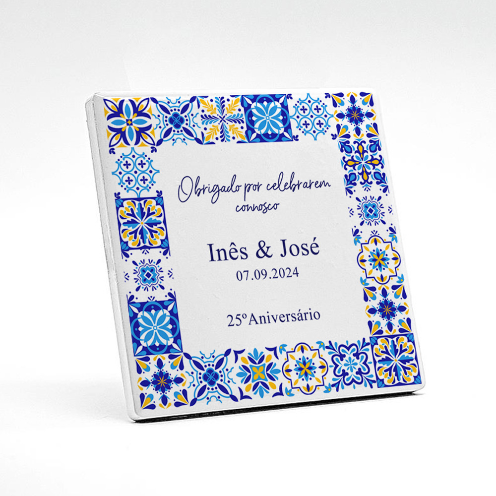 Azulejo quadrado decorativo com moldura azul e amarela e texto central em português
