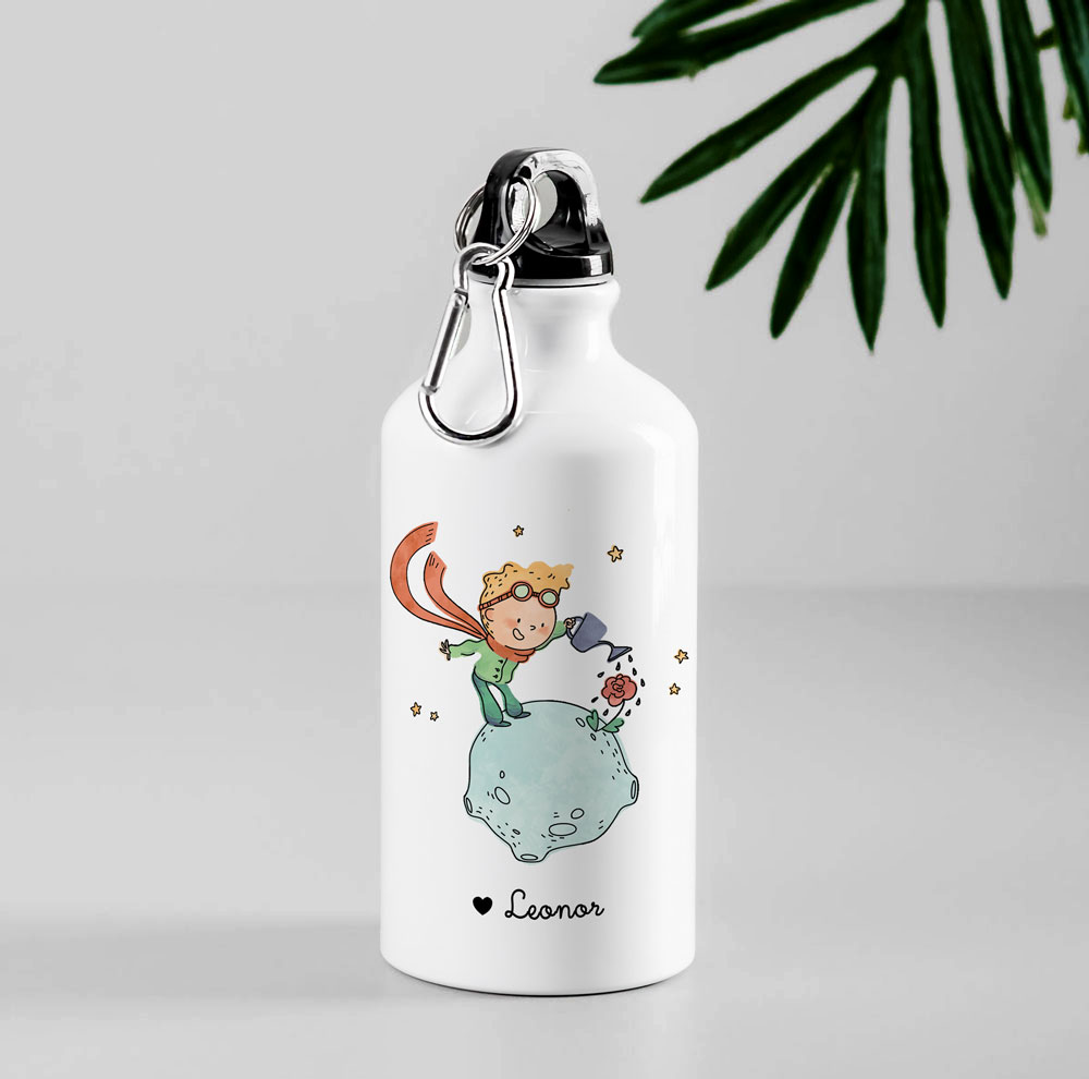 Garrafa branca com ilustração de criança príncipe e texto '♡ Leonor'.