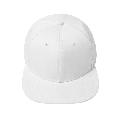 Boné branco liso com aba plana e seis painéis