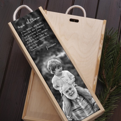 Caixa de madeira para garrafa com foto a preto e branco e texto em português