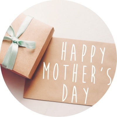 Presente castanho com fita verde-azulada e envelope com texto 'HAPPY MOTHER'S DAY'