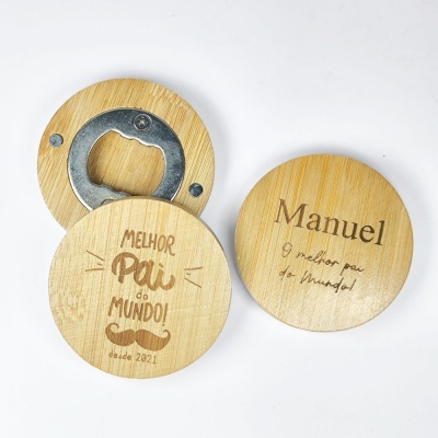 Abridores de garrafas redondos de madeira clara com texto gravado a laser em português.