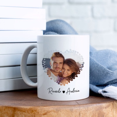 Caneca branca personalizada com foto de casal e nomes Ricardo e Andreia com design de coração