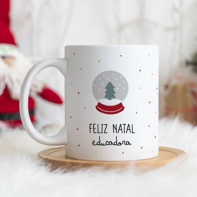 Caneca branca com ilustração de bola de neve e texto natalício