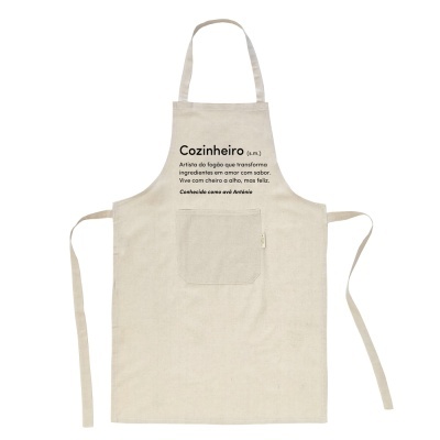 Avental de cozinha bege com bolso e texto impresso em preto.