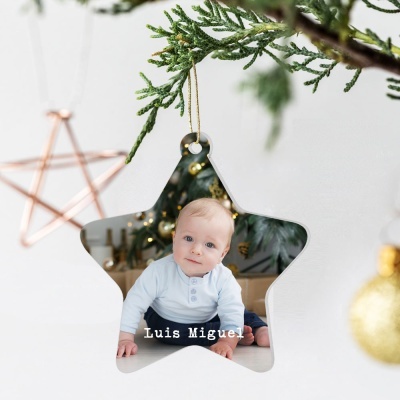 Enfeite de estrela espelhado com imagem de bebé e nome Luis Miguel pendurado em pinheiro