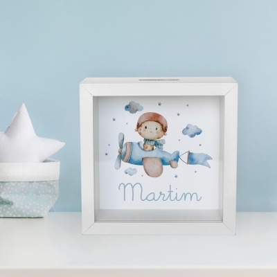 Poupeiro branco com desenho de menino num avião azul e nome Martim