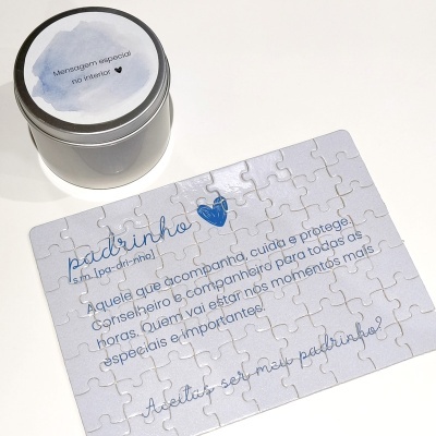 Puzzle branco com texto azul e caixa metálica com etiqueta azul