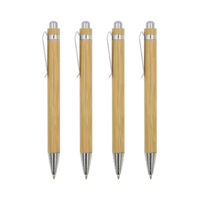 Quatro canetas de madeira clara com detalhes metálicos prateados