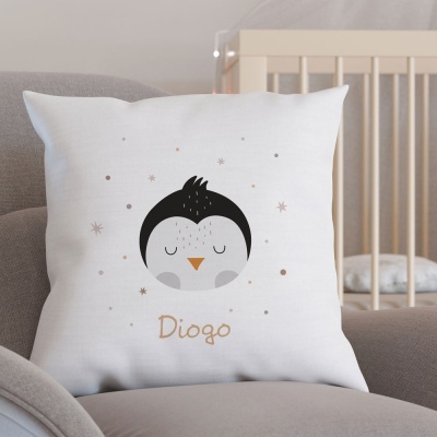 Almofada branca com pinguim e nome Diogo