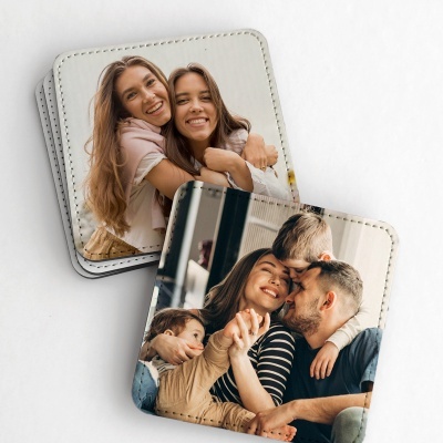 Conjuntos de porta-copos quadrados com fotografias coloridas impressas de pessoas sorrindo