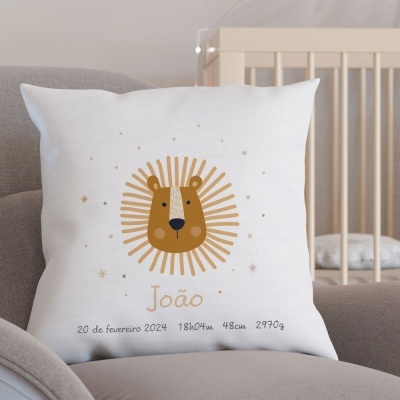 Almofada branca com estampa de leão e texto personalizado colocada numa cadeira cinzenta
