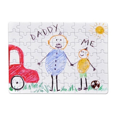 Puzzle infantil com desenho de pai e filho, carro vermelho, sol e bola na relva