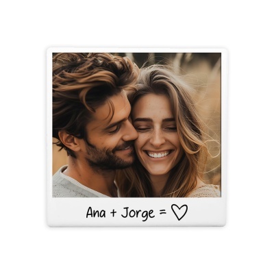 Fotografia tipo polaroid de casal sorridente Ana e Jorge.