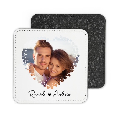 Porta-copos branco com foto de casal dentro de coração e texto nome