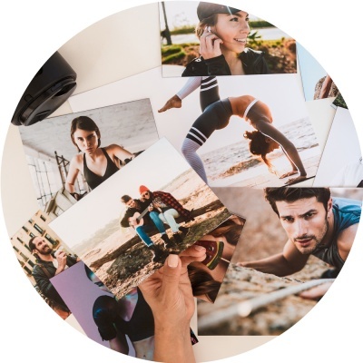 Fotografias coloridas de pessoas em diferentes cenários e atividades sobre superfície branca