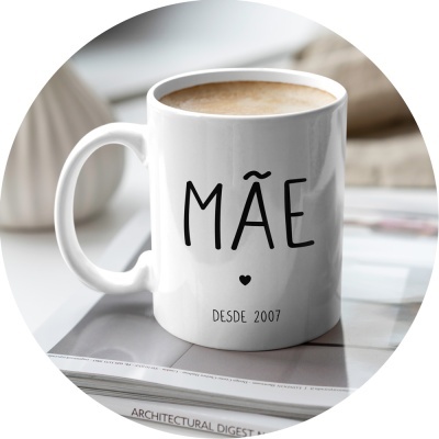 Caneca branca com texto 'MÃE' e 'DESDE 2007' com café