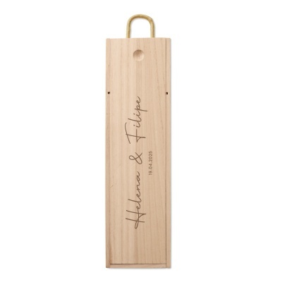 Caixa de madeira clara com nomes Helena & Filipe e data 19.04.2025 gravados.