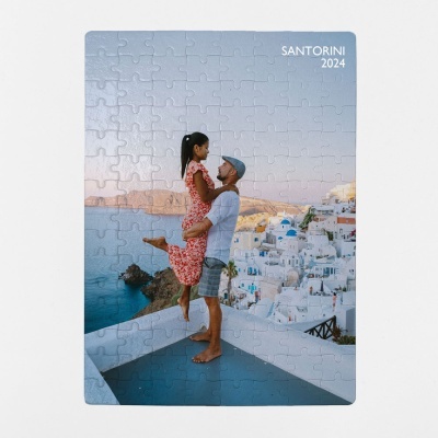 Quebra-cabeças com casal em Santorini e texto SANTORINI 2024