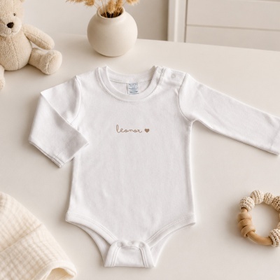 Body branco para bebé com nome leonor impresso e fechos de botão