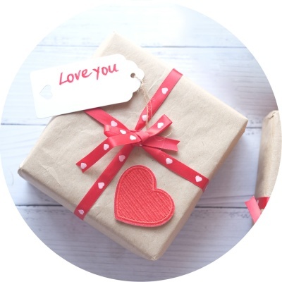 Presente embrulhado com fita vermelha e etiqueta Love you