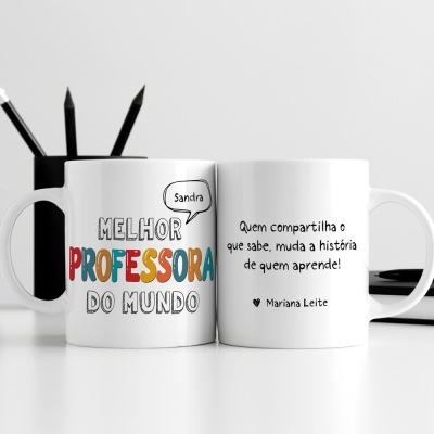Duas canecas brancas com frases de agradecimento a professora