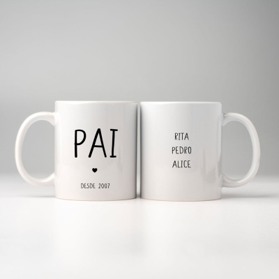 Duas canecas brancas com texto preto, uma com 'PAI DESDE 2007' e outra com nomes pessoais.