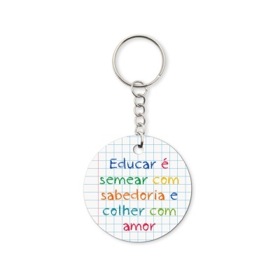 Chaveiro redondo com frase colorida em português sobre educação