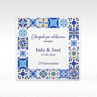 Azulejo decorativo com padrões azuis e texto comemorativo de aniversário