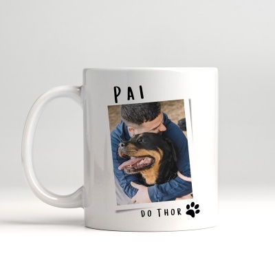 Caneca branca com foto de homem abraçando cão e texto PAI DO THOR