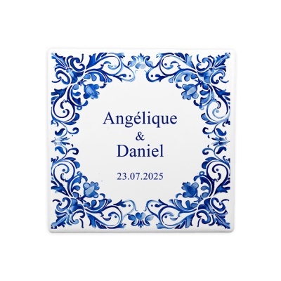 Azulejo cerâmico branco com decoração azul e texto central