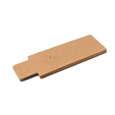 Prancha de cartão castanho rectangular com aba, sobre fundo branco