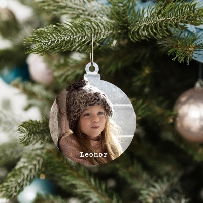 Ornamento redondo de árvore de Natal com foto de criança e nome Leonor