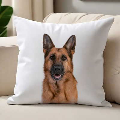 Almofada branca com imagem de cão Pastor Alemão sobre sofá bege