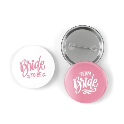 Dois pins redondos, um branco com texto rosa e outro rosa com texto branco, ambos com fecho alfinete