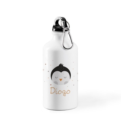 Garrafa branca com tampa preta e mosquetão com desenho de pinguim e nome Diogo