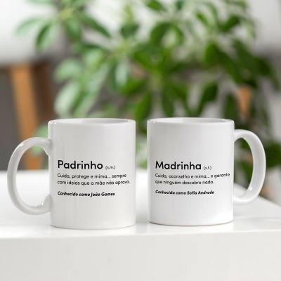 Duas canecas brancas com textos em português sobre padrinho e madrinha e nomes personalizados