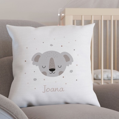 Almofada branca com ilustração de coala cinzento e nome Joana