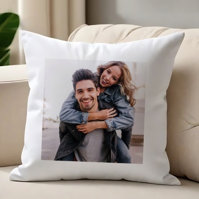 Almofada branca com fotografia de casal sorridente